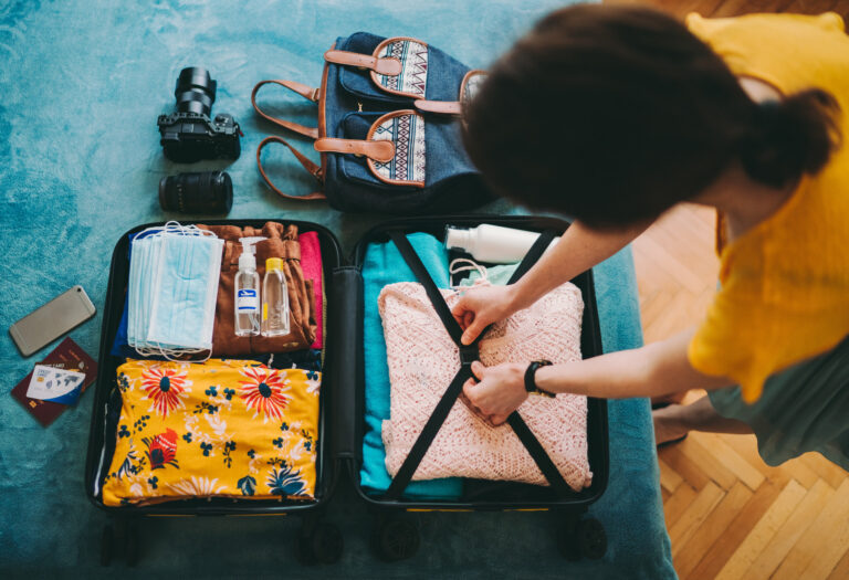 un voyageur preparant ses valises