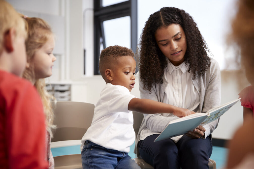 une assistante maternelle avec des enfants