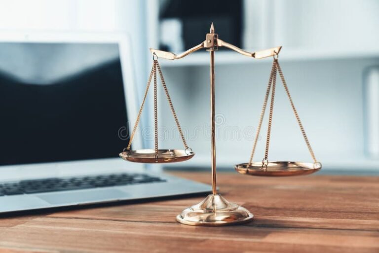 une balance de justice sur un bureau