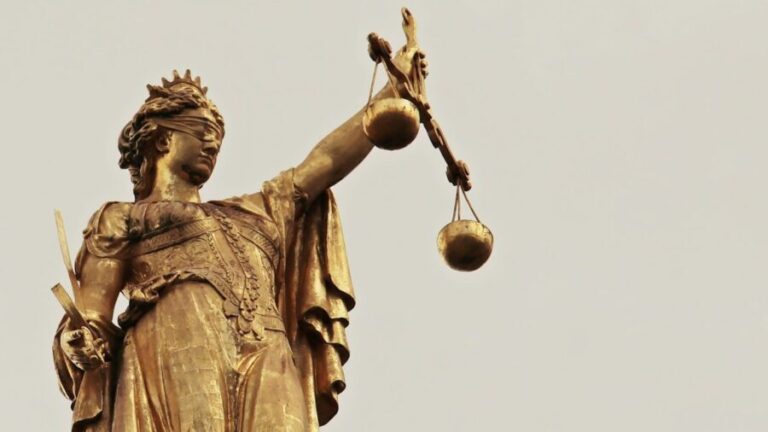 une balance de la justice symbolique
