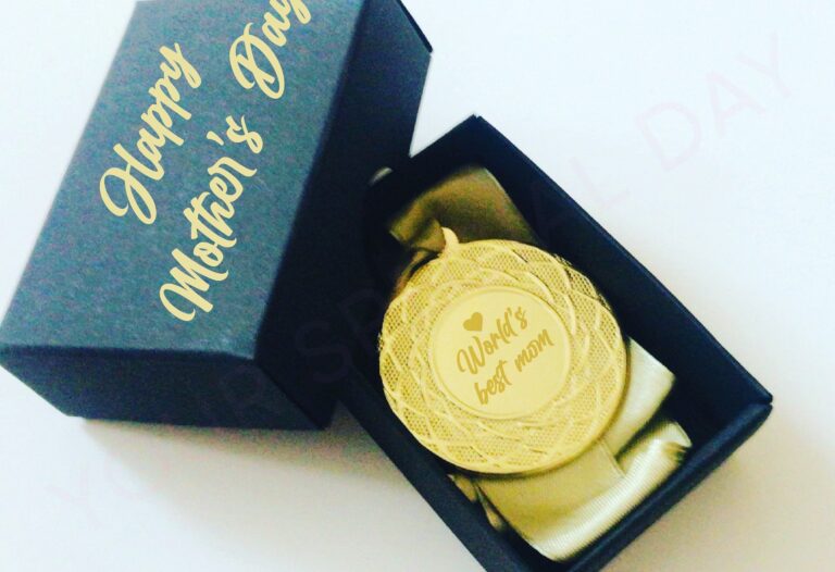 une boite cadeau elegante avec une medaille