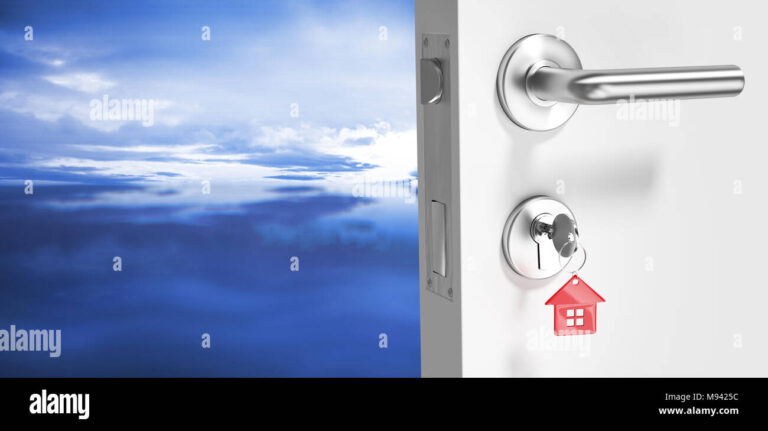 une cle sur une porte ouverte