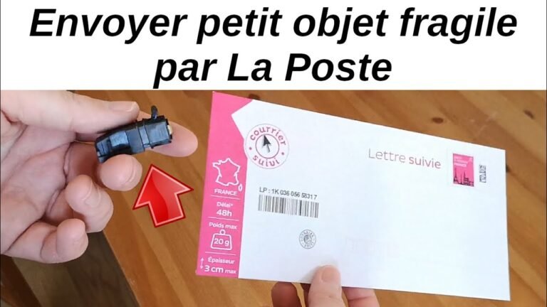 une enveloppe contenant un petit objet