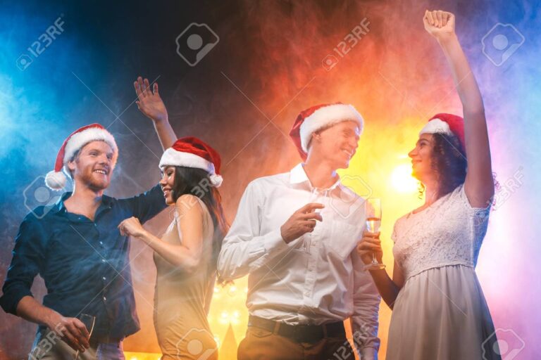Pourquoi Toute l'Équipe Vous Souhaite-T-Elle de Joyeuses Fêtes 58 une equipe celebrant les fetes ensemble