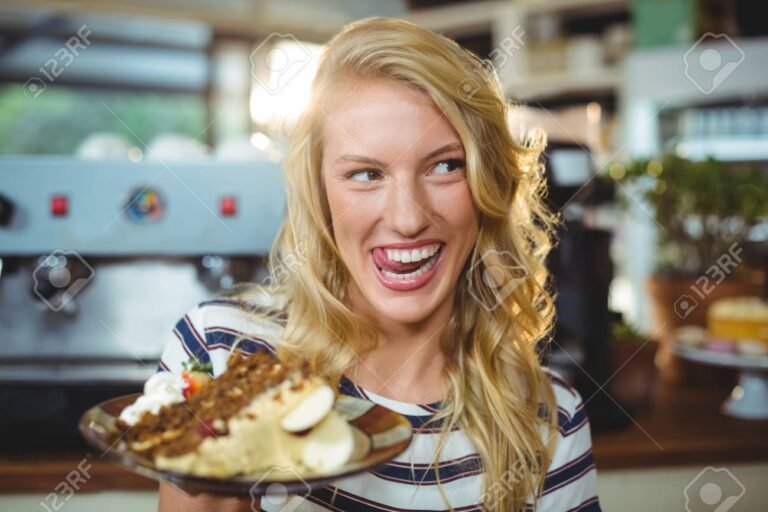 Que contient la distribution de "Tout le plaisir est pour moi" 2 une femme souriante degustant un dessert