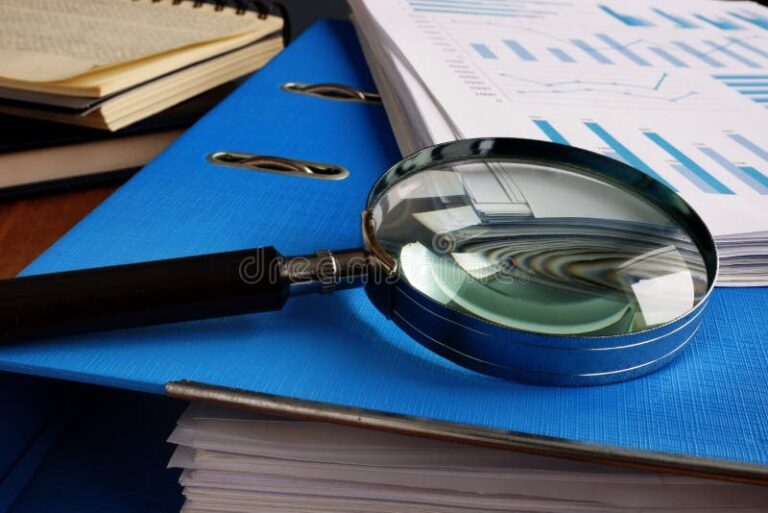 une loupe sur un document dentreprise