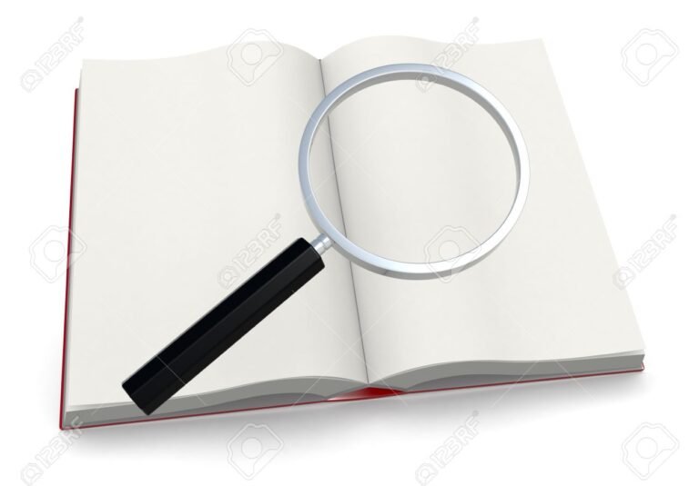 une loupe sur un livre ouvert
