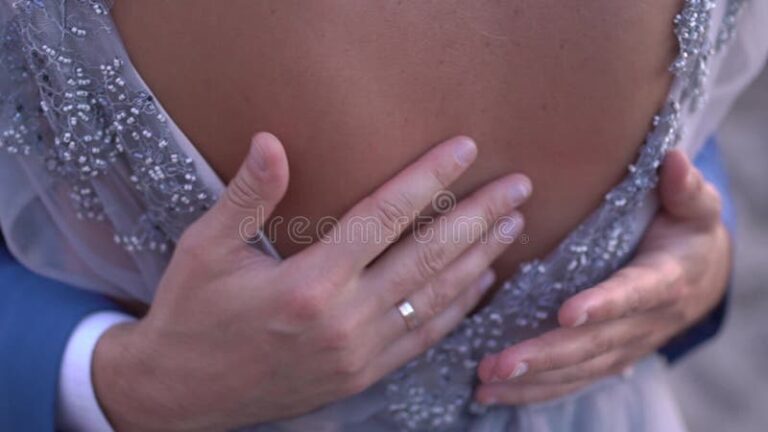 Que signifie passer la main dans le dos de quelqu'un 1 une main caressant doucement un dos