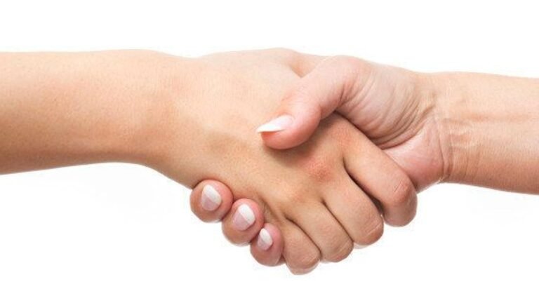 une main serrant une autre main