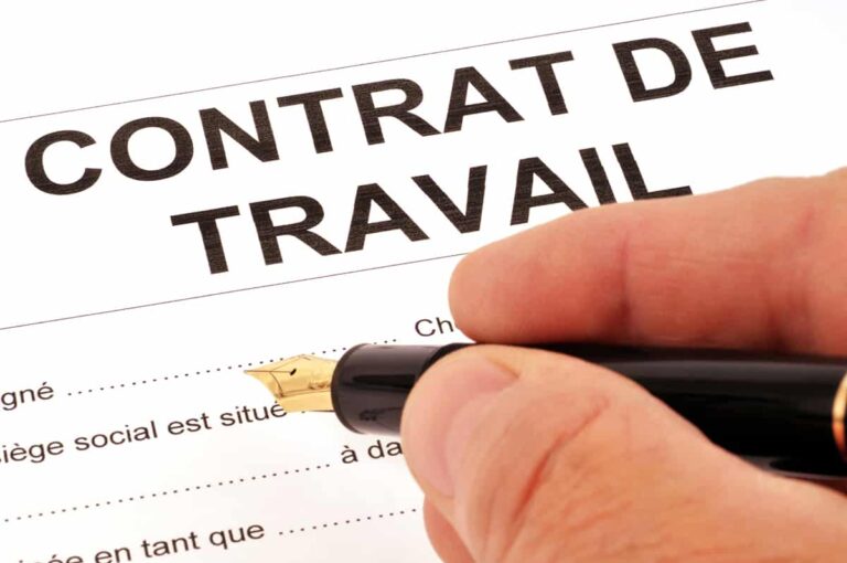 une main tenant un contrat de travail