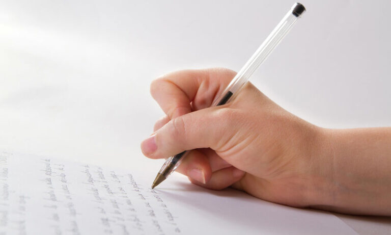 Que faire si je reçois du courrier qui ne m'est pas destiné 1 une main tenant un courrier mal adresse