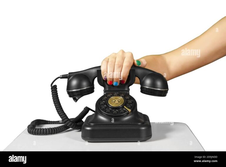 Quelle est la meilleure phrase type pour répondre au téléphone 1 une main tenant un telephone vintage