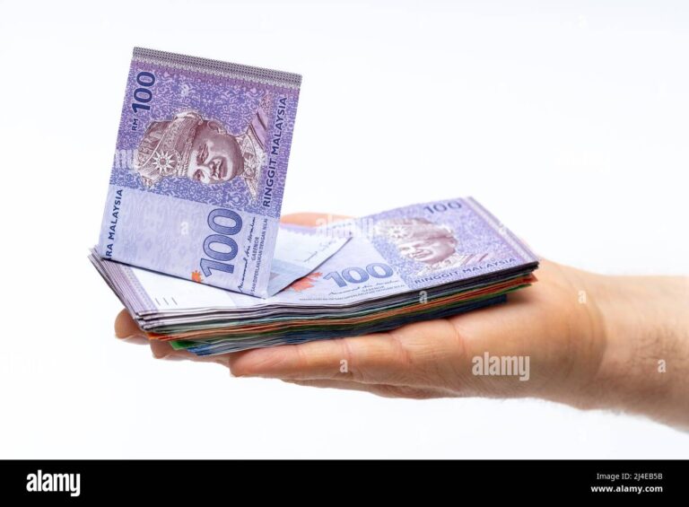 une main tendue avec des billets