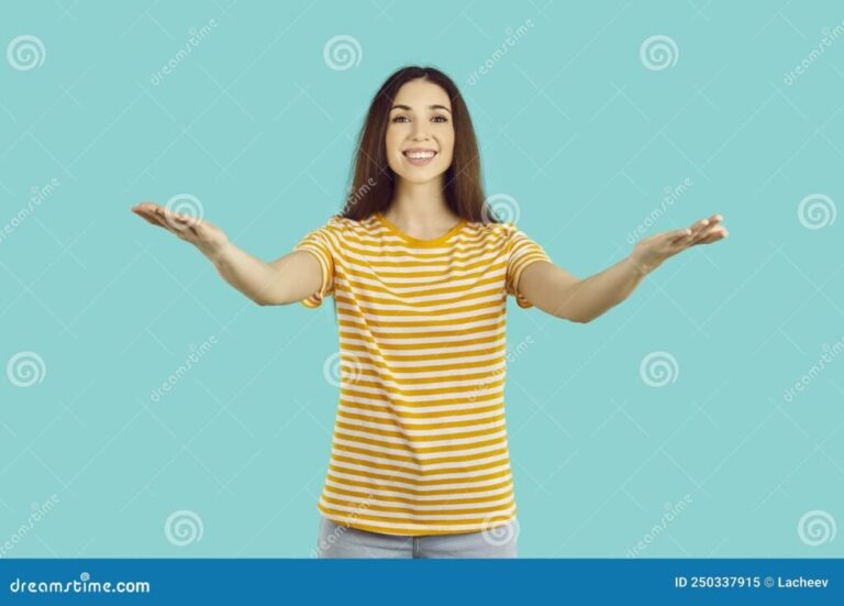 une main tendue avec un sourire chaleureux