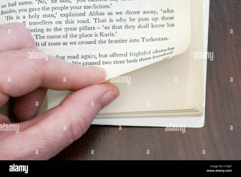 Que signifie la citation "Une page qui se tourne" dans la vie 1 une main tournant une page dun livre