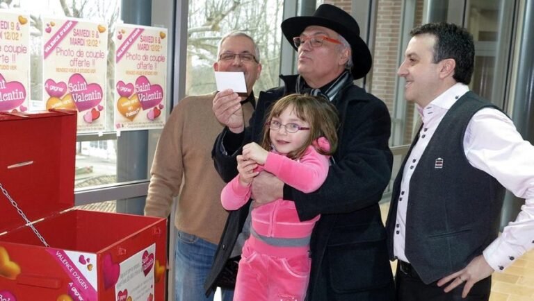 une mairie animee avec des couples heureux