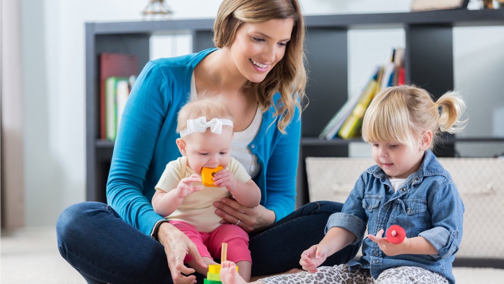 Comment trouver une nounou pendant votre congé parental