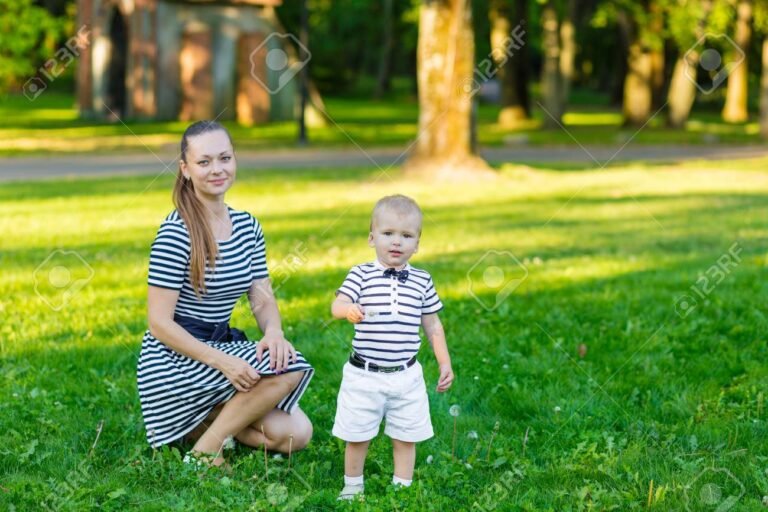 une mere et son enfant dans un parc