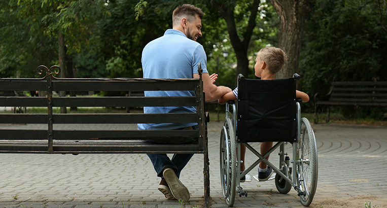 une personne aidant quelquun dautre