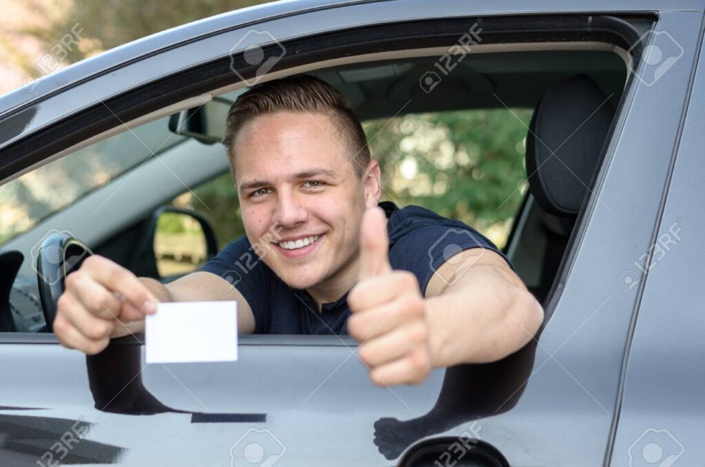 une personne celebrant un permis de conduire