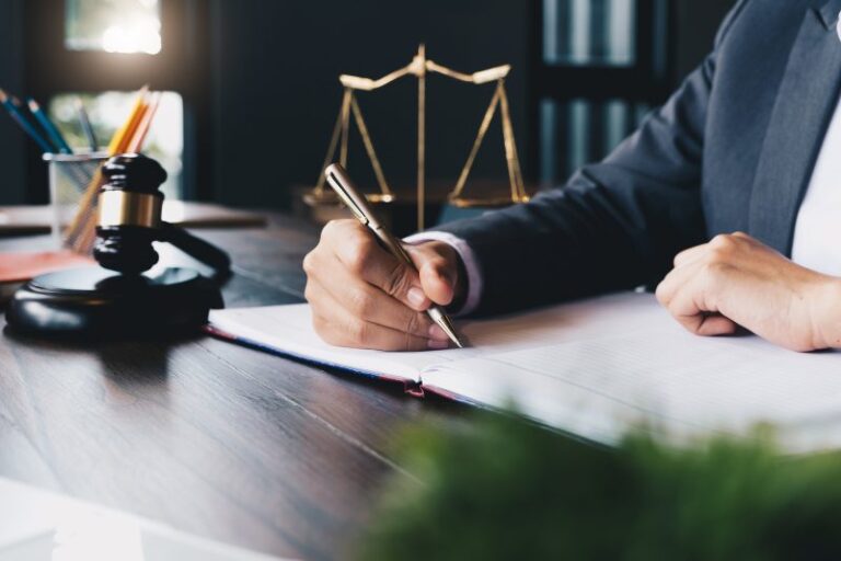 une personne consultant un document juridique