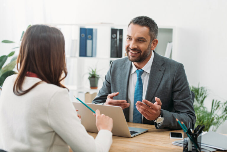une personne consultante un conseiller fiscal
