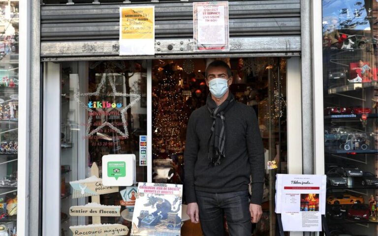 une personne dans un magasin inquiet