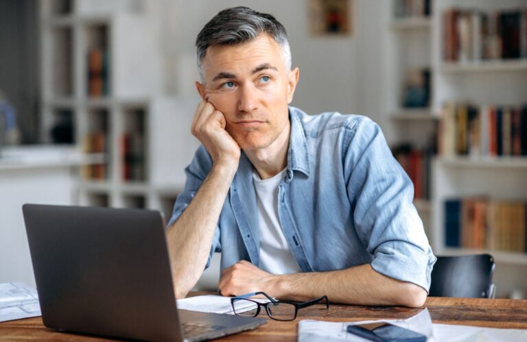 une personne decue face a un bureau