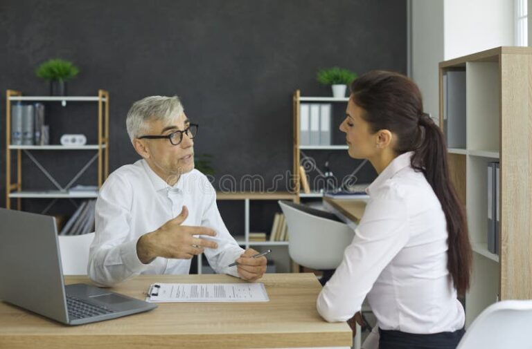 une personne discutant avec un conseiller