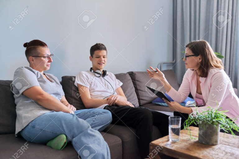 Qui Peut Demander Une Enquête Sociale Et Dans Quelles Situations 1 une personne discutant avec un travailleur social