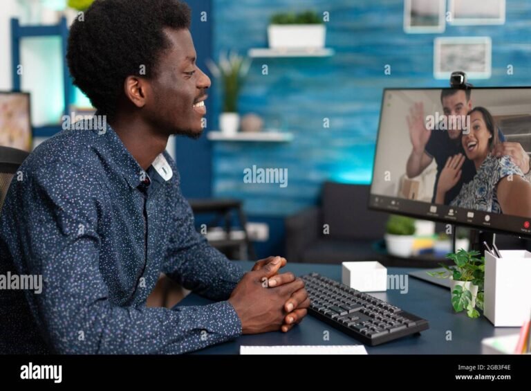 une personne discutant en ligne sur un ordinateur