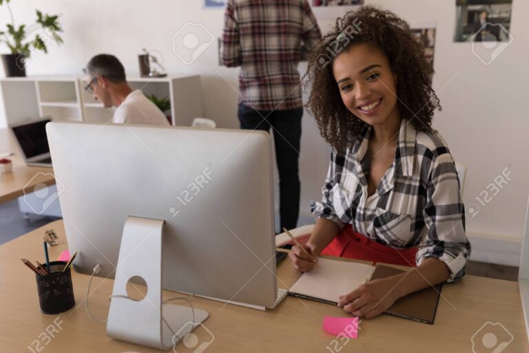 une personne ecrivant a un bureau moderne