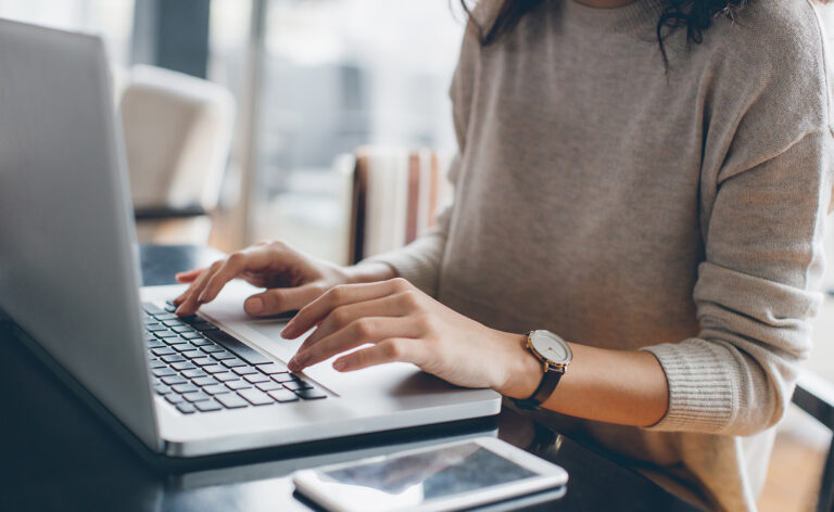 une personne ecrivant un e mail sur un ordinateur
