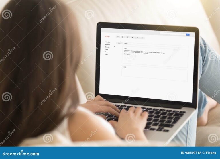 une personne ecrivant un email concentree