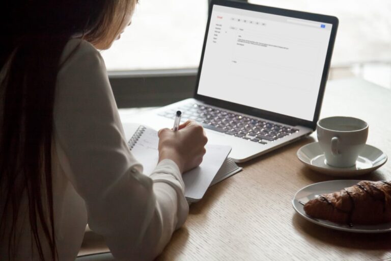 une personne ecrivant un email professionnel