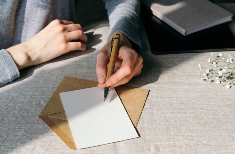 une personne ecrivant une lettre