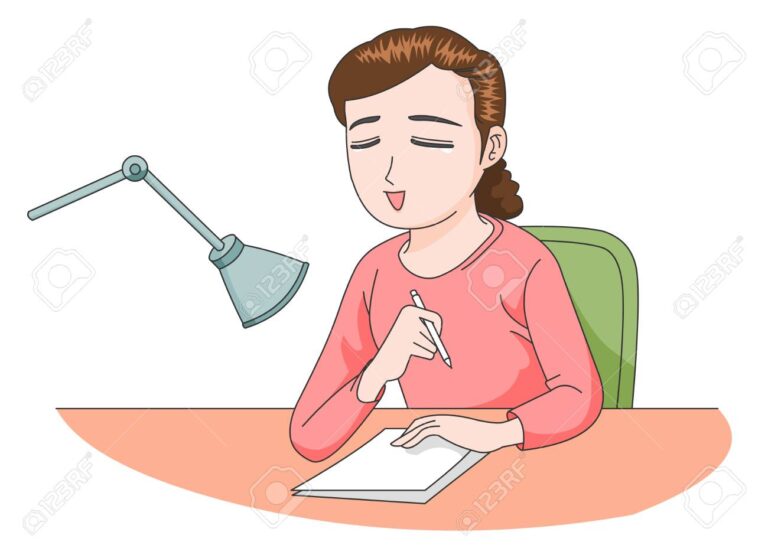 une personne ecrivant une lettre a son bureau