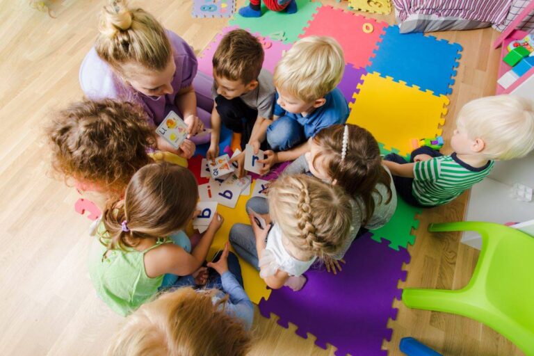une personne en formation avec des enfants