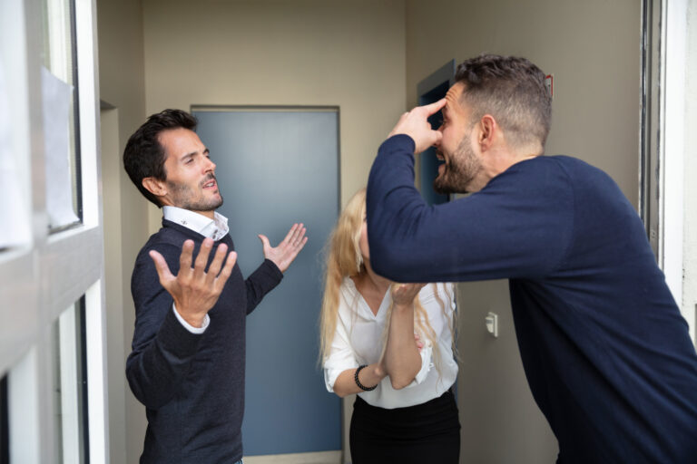 une personne en train de faire une plainte