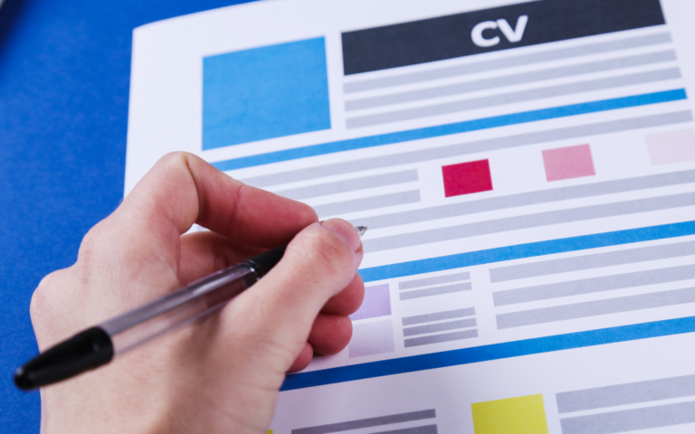 Faut-il indiquer son âge sur un CV pour réussir sa candidature 46 une personne en train de rediger un cv