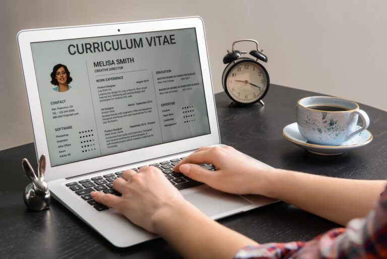 Faut-il inclure toutes ses expériences professionnelles sur son CV 56 une personne en train de rediger un cv