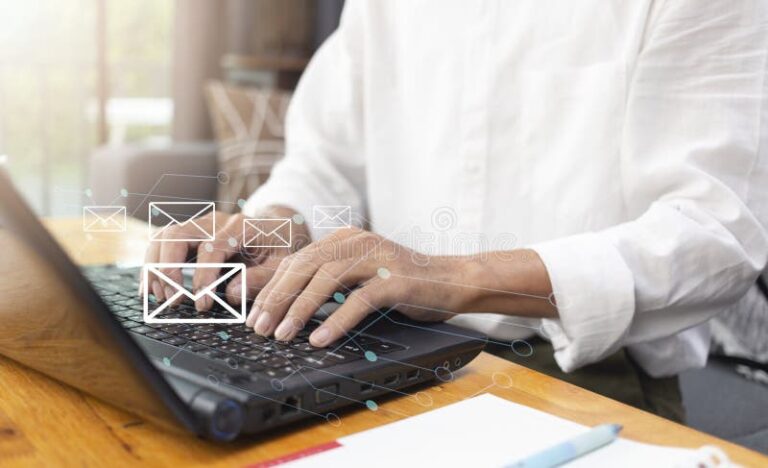 une personne envoyant un mail sur un ordinateur