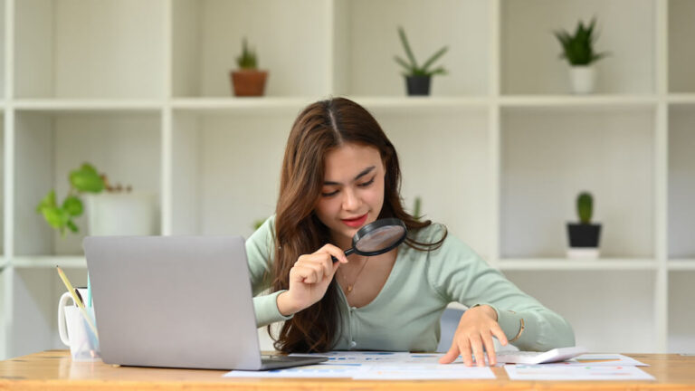 une personne examinant des documents dassurance