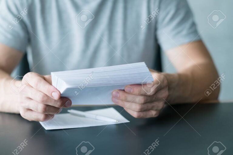 une personne examinant une lettre officielle