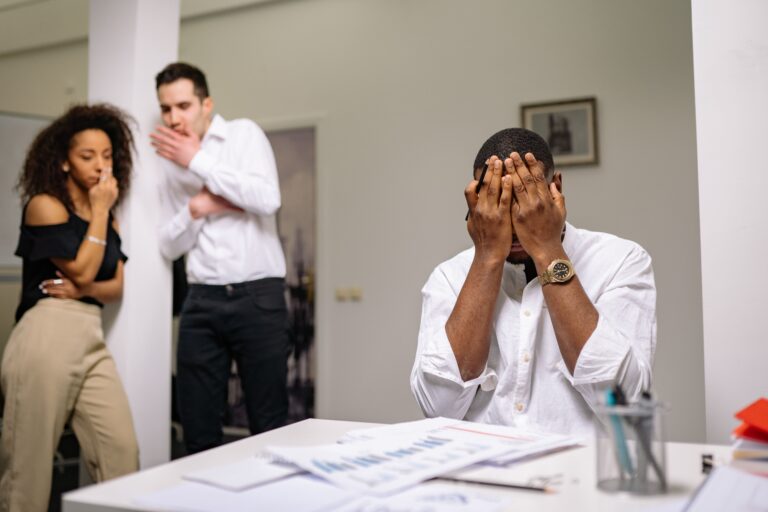 une personne faisant face a des critiques