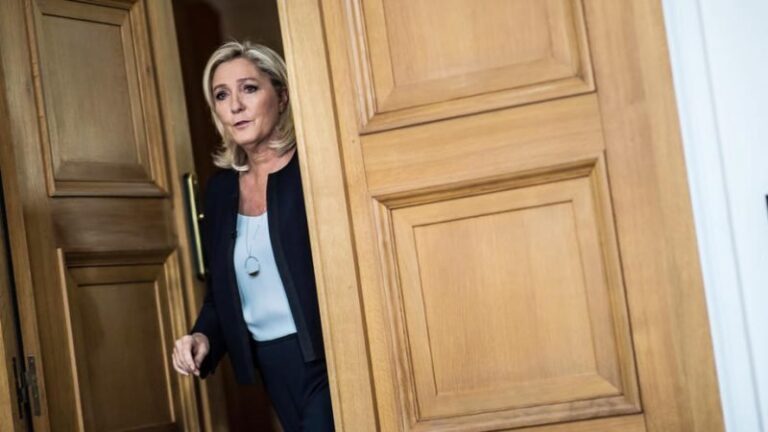 une personne hesitant devant une porte de bureau