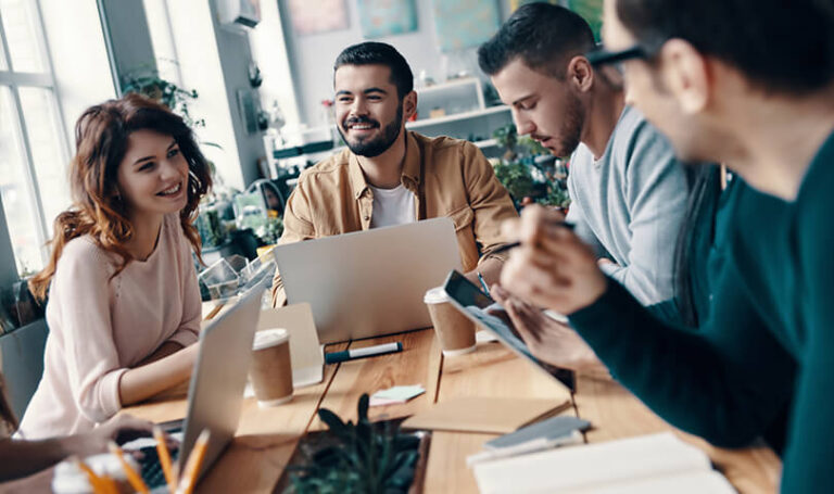 une personne heureuse au travail en equipe