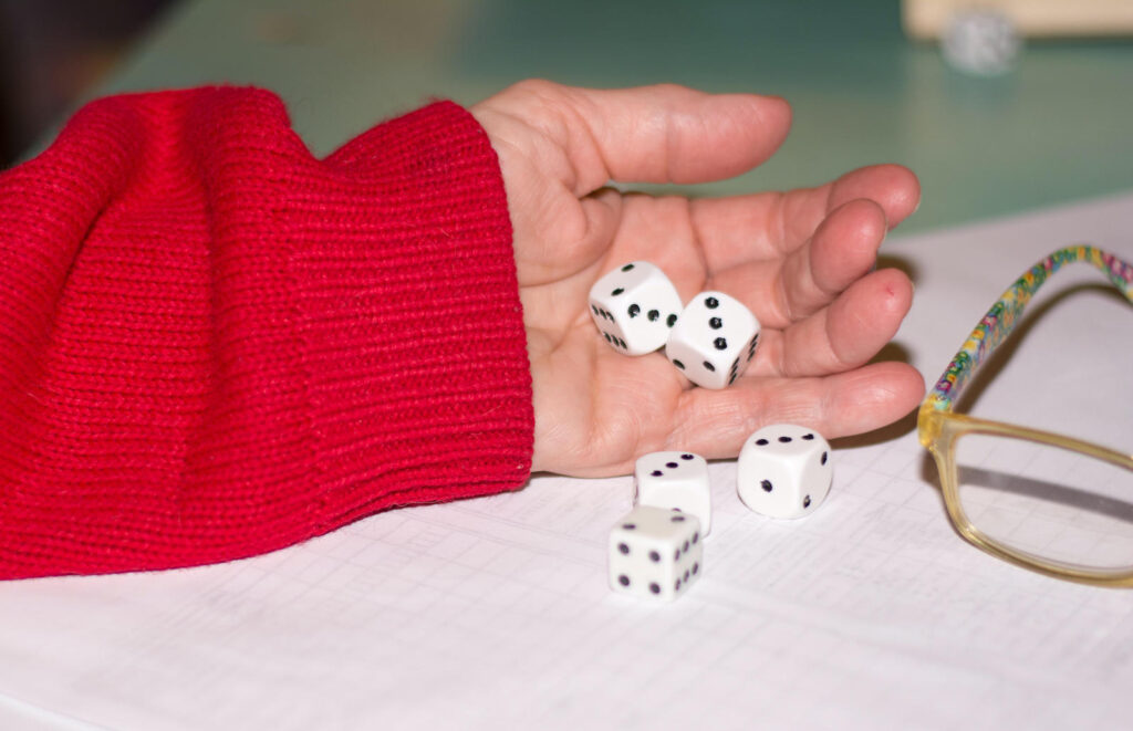Quels sont les synonymes de l’expression « au petit bonheur la chance »