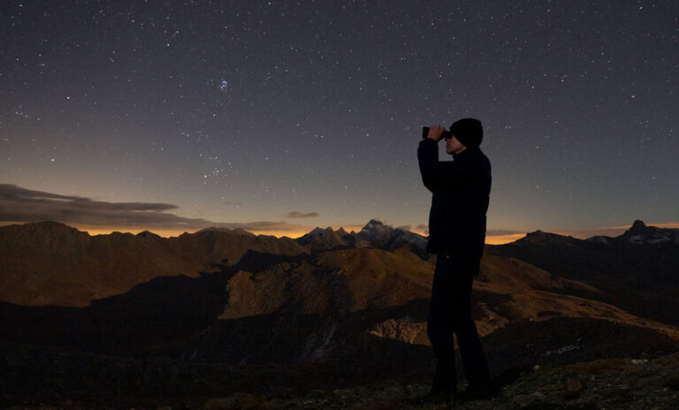une personne observant le ciel nuageux