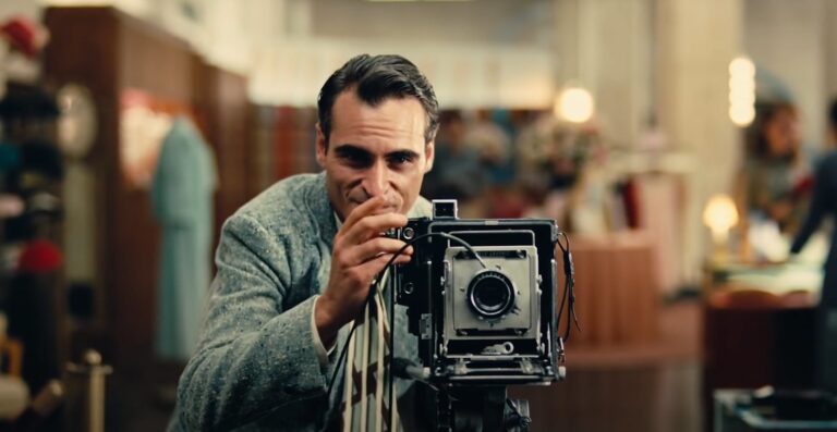 une personne prenant une photo en perspective